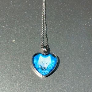 Small silver heart pendent with white wolf picture